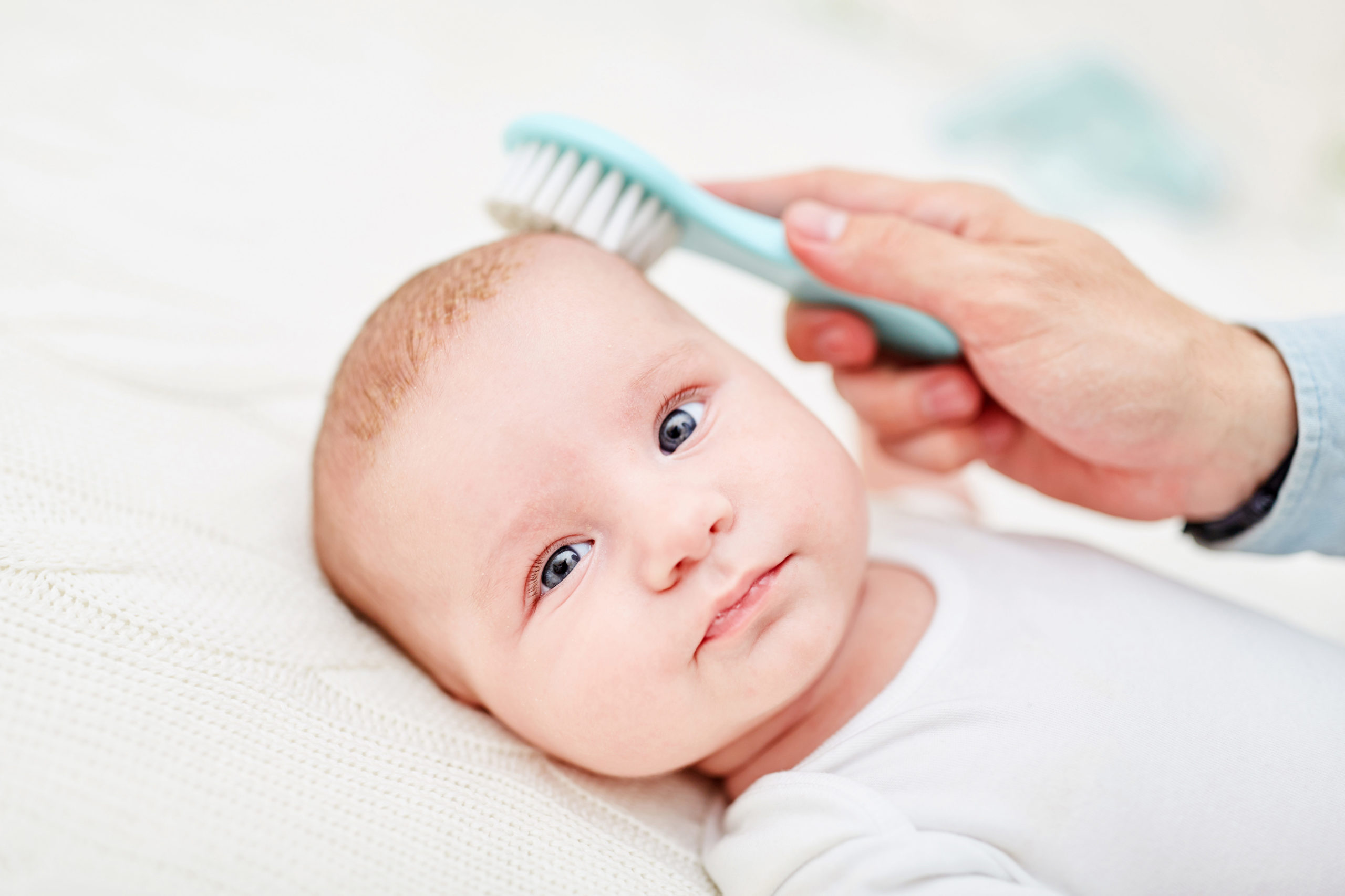 Semplici accorgimenti per i capelli di neonati e bambini